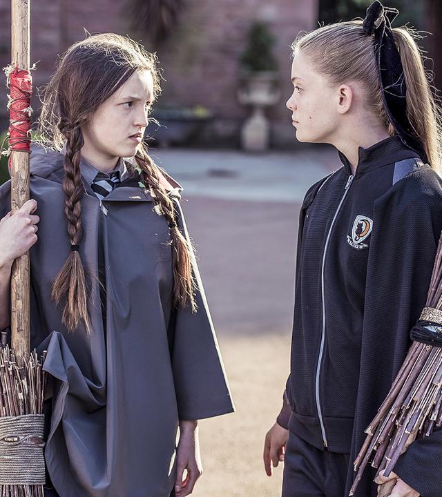 Mildred und Esther haben beide ihren Besen in der Hand und schauen sich an.