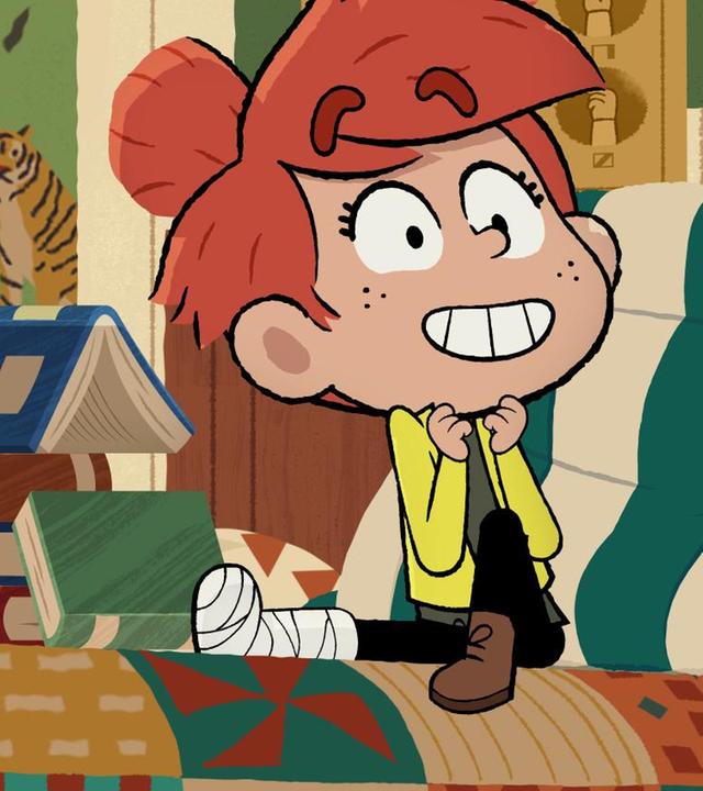 Taylor sitzt mit verbundenem Knöchel auf dem Bett. Sie schaut aufgeregt auf die Krücken, die ihr hingehalten werden.