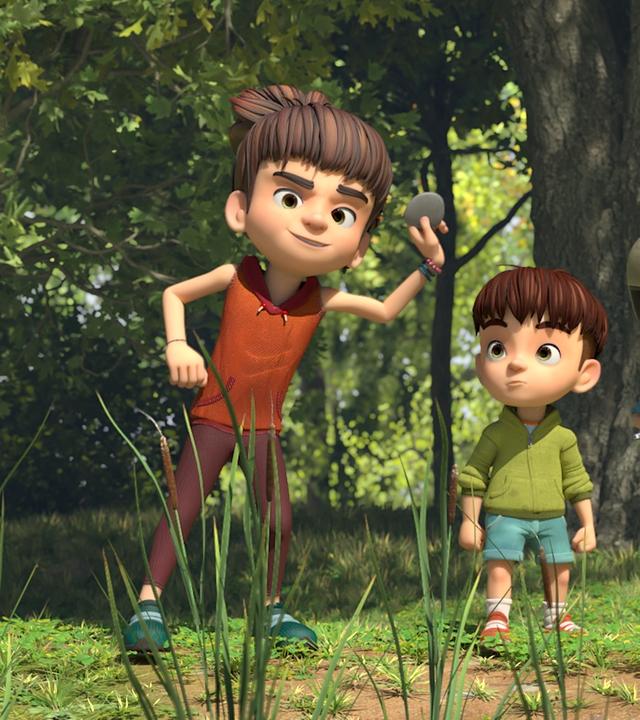 Am Waldrand an einem Weiher spielt Emma mit ihrem jüngeren Bruder Gabriel Steineflitschen am Weiher. Sie hat einen flachen Kieselstein in ihrer Hand und holt gerade zum Wurf aus, um den Stein über die Wasseroberfläche hüpfen zu lassen. Raphael und Lina sind dem Fahrrad unterwegs. Sie haben angehalten und beobachten die Szene gespannt.