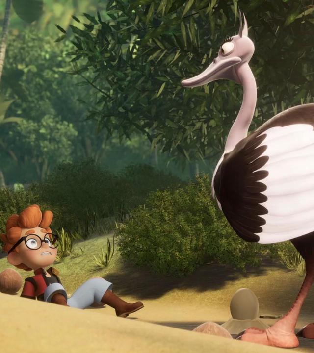 Alexander liegt wie erstarrt mit dem Rücken auf dem Boden und schaut ängstlich zu einem großen Strauß auf. Der steht direkt vor ihm und bewacht sein Ei.