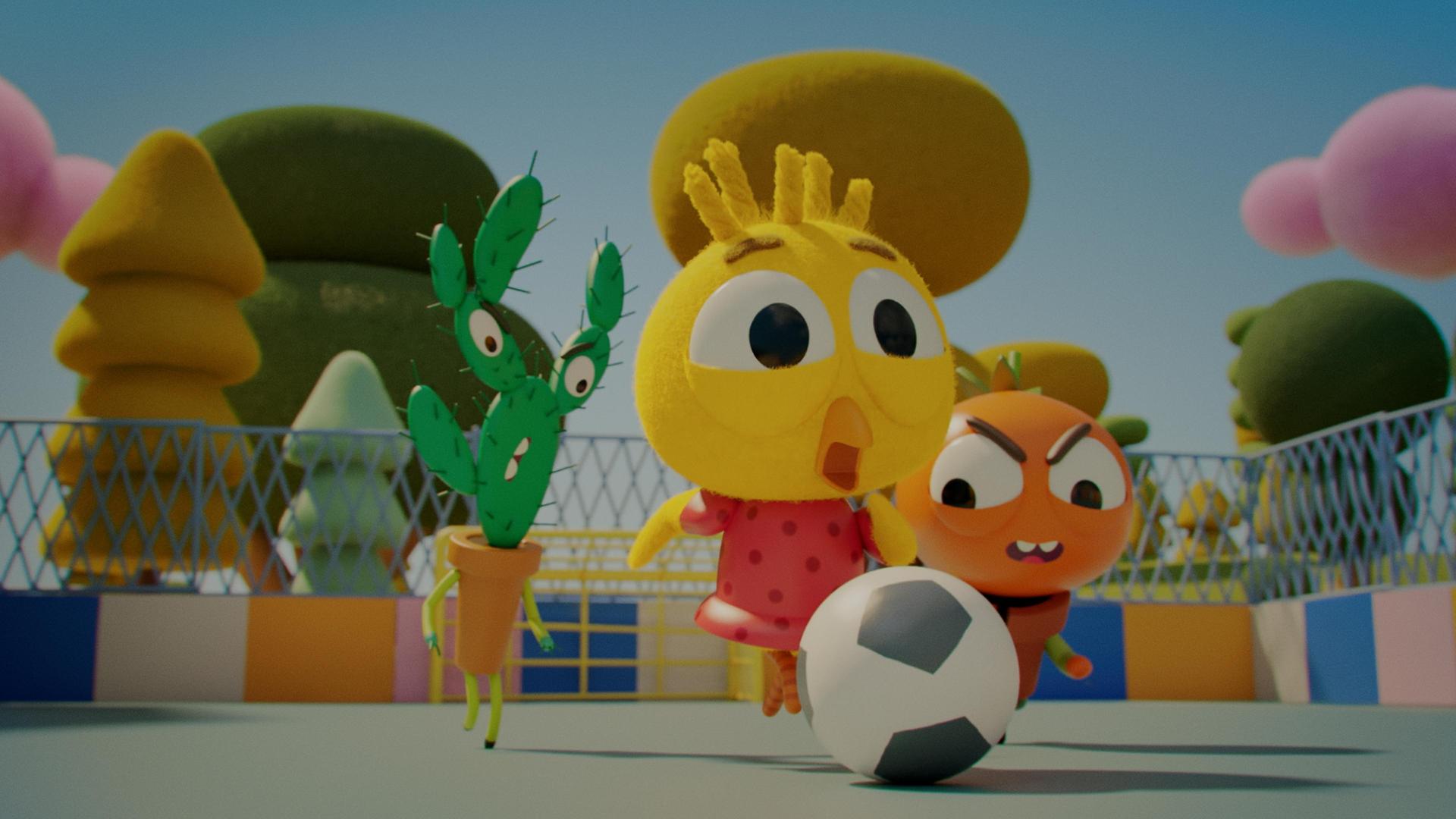 Auf einem eingezäunten Fußballplatz rennen Küken Karla, Kaktus Spiky und Tomate Heinz einem Fußball hinterher. Karla läuft mit angestrengtem Blick ganz vorne am Ball. Heinz und Spiky rennen konzentriert hinter Karla her.