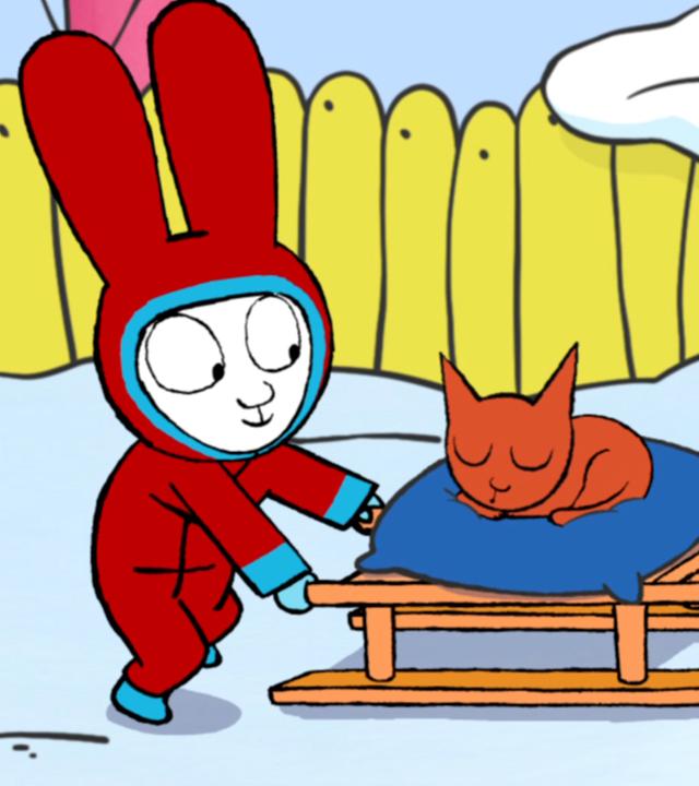 Simon befindet sich im verschneiten Garten. Er trägt einen Schneeanzug. Vor ihm befindet sich ein Schlitten, den er mit beiden Händen fest hält. Auf dem Schlitten liegt der schlafende Hauskater Oskar, auf ein Kissen gekuschelt.