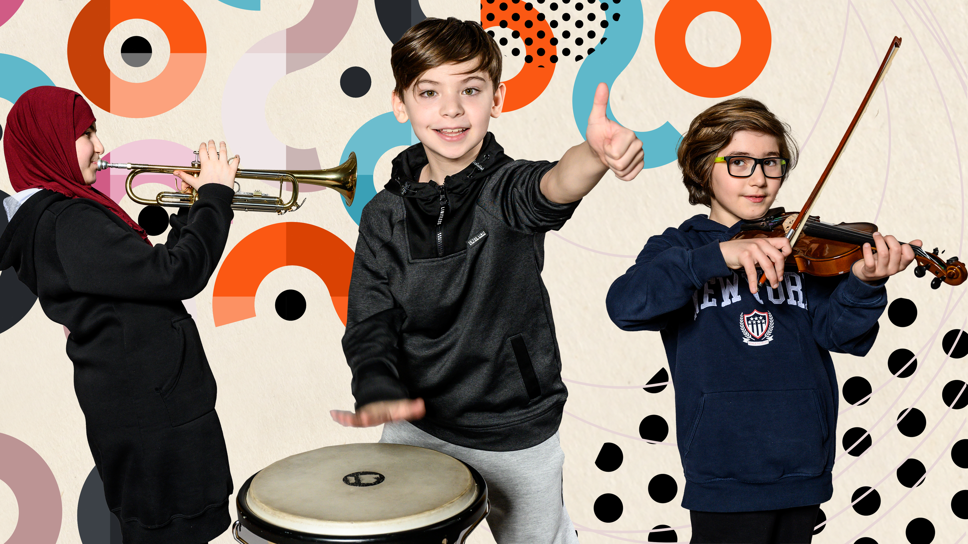  Elis (l.) hält ihre Geige in der linken Hand und streckt den rechten Arm nach oben, Emir (m.) mit E-Gitarre und Zoey (r.) steht mit dem Rücken zur Kamera und streckt über Kopf ihr Gesicht zur Kamera und hält ihre Trompete nach oben.