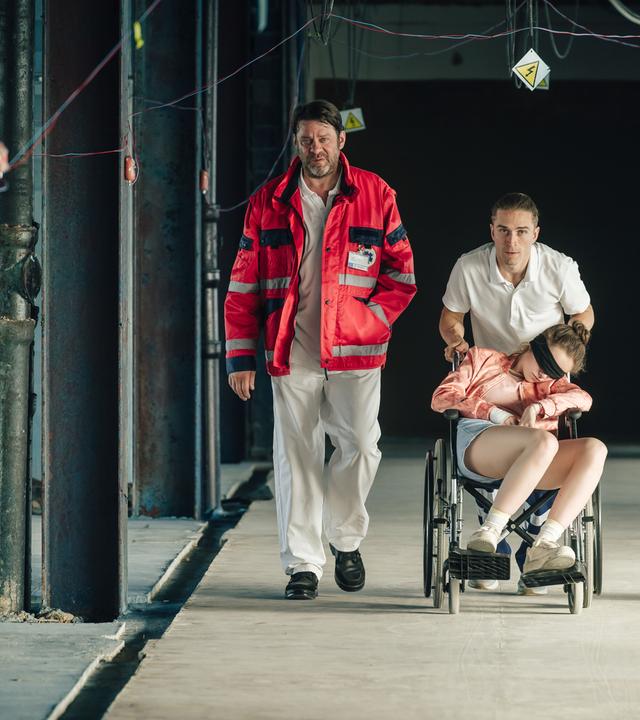 Robert (Roeland Wiesnekker, l.), Sneakerboy (Lion Russell Baumann, r.) und Elsa (Paula Hartmann)