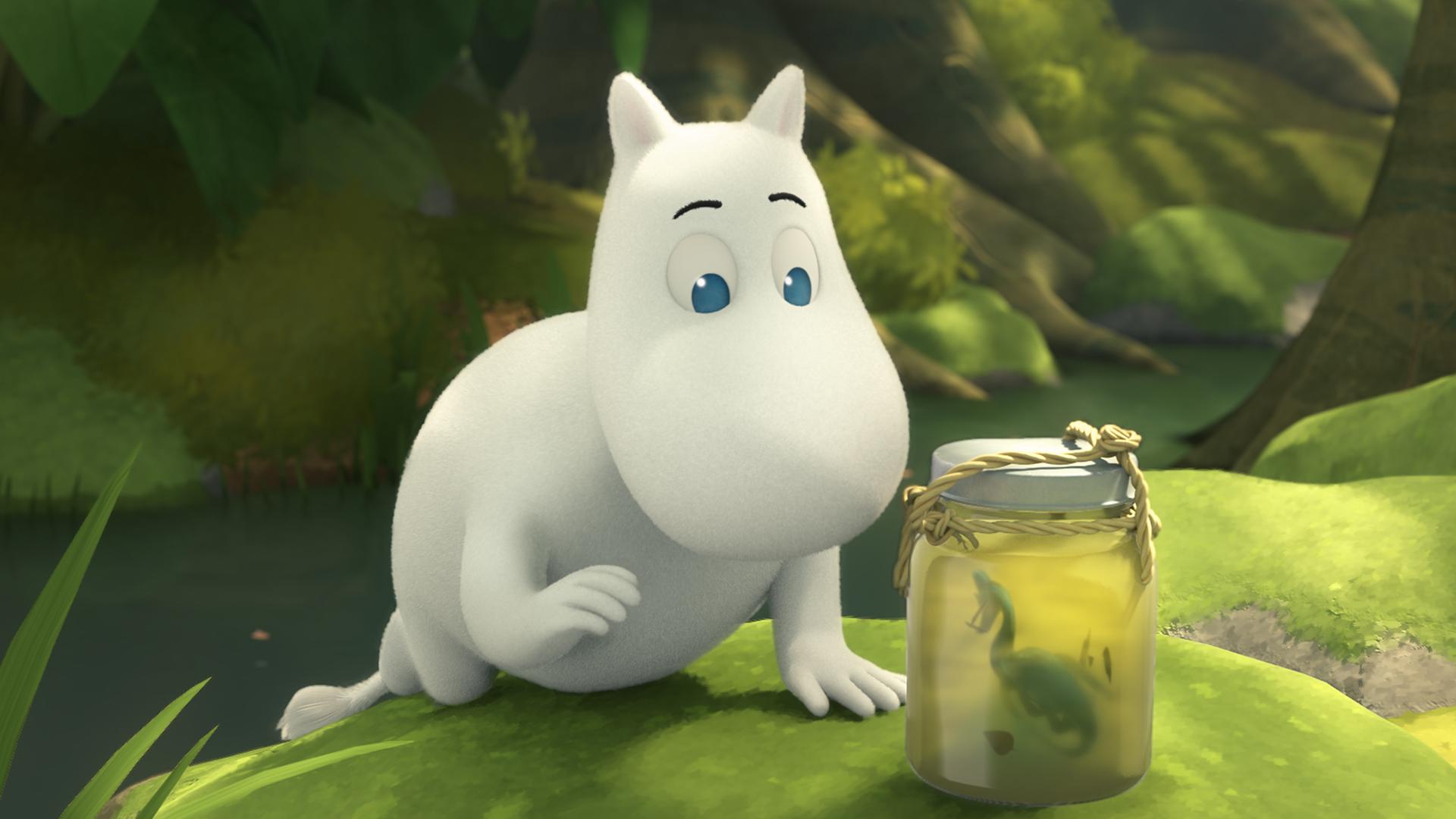 Mumintroll klettert aus einem Bach und schaut sich neugierig seinen, in einem Glas gefangenen, kleinen Drachen an.