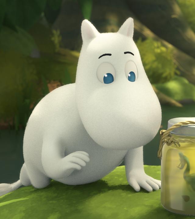 Mumintroll klettert aus einem Bach und schaut sich neugierig seinen, in einem Glas gefangenen, kleinen Drachen an.