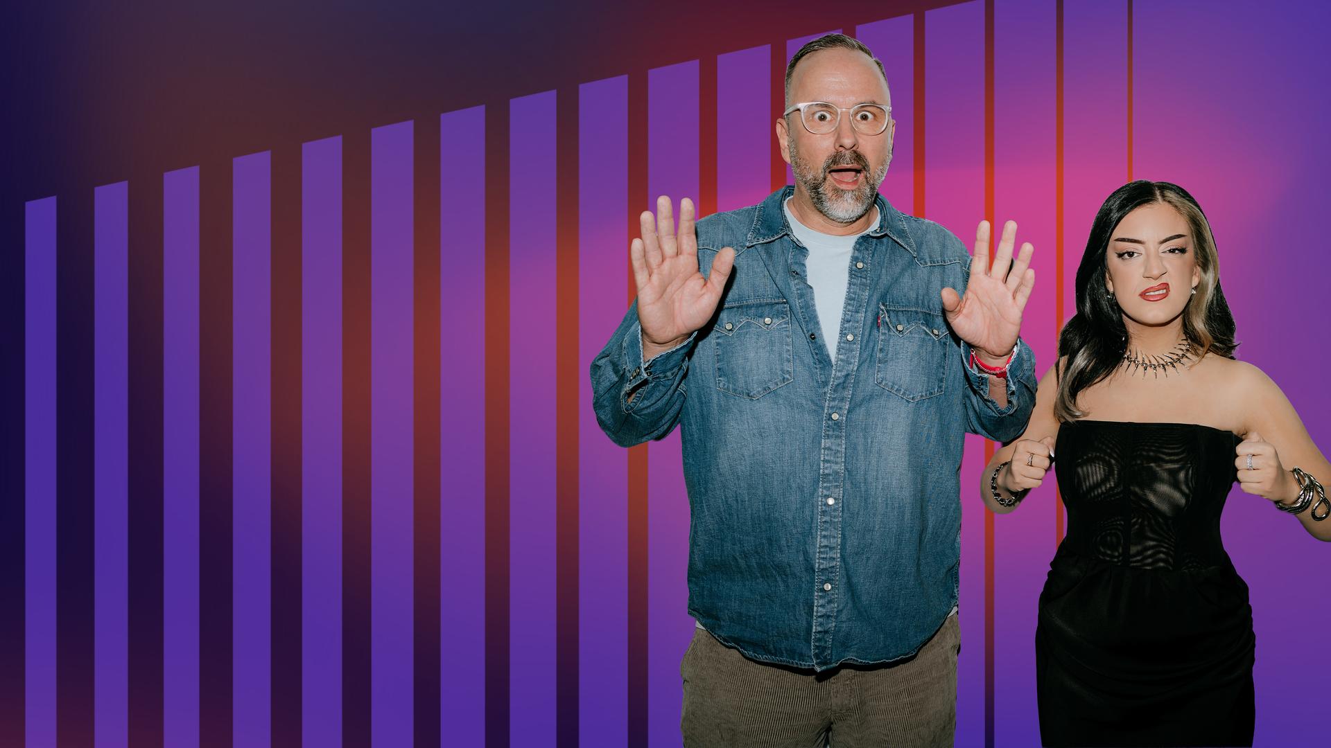 Parshad Esmaeili verzieht taff das Gesicht, Kurt Krömer hebt die Hände, als würde er verhaftet.