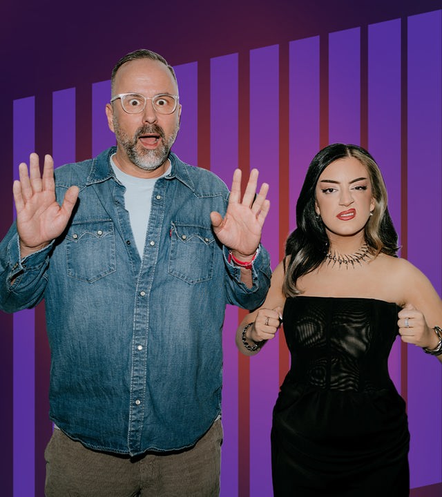 Parshad Esmaeili verzieht taff das Gesicht, Kurt Krömer hebt die Hände, als würde er verhaftet.