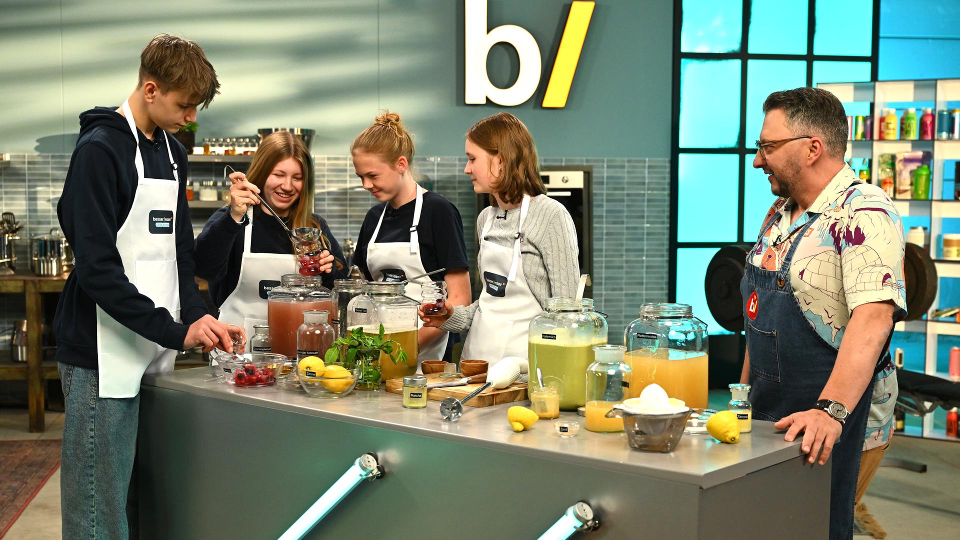 Sebastian Lege mit Dean Walk, Lou Fink, Mara Nienhaus und Lia Kohlmann, Besseresser goes Schule