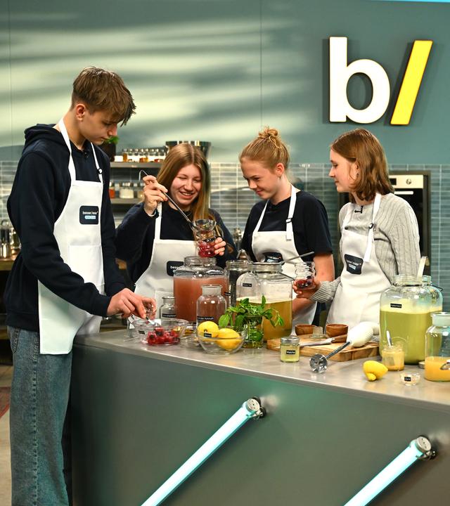 Sebastian Lege mit Dean Walk, Lou Fink, Mara Nienhaus und Lia Kohlmann, Besseresser goes Schule