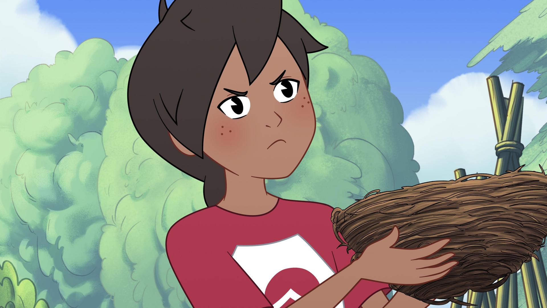 Josefine hält mit zornigem Blick ein braunes Nest aus feinen Ästen in beiden Händen. Im Hintergrund sind Bäume und der blaue Himmel mit weißen Wolken.