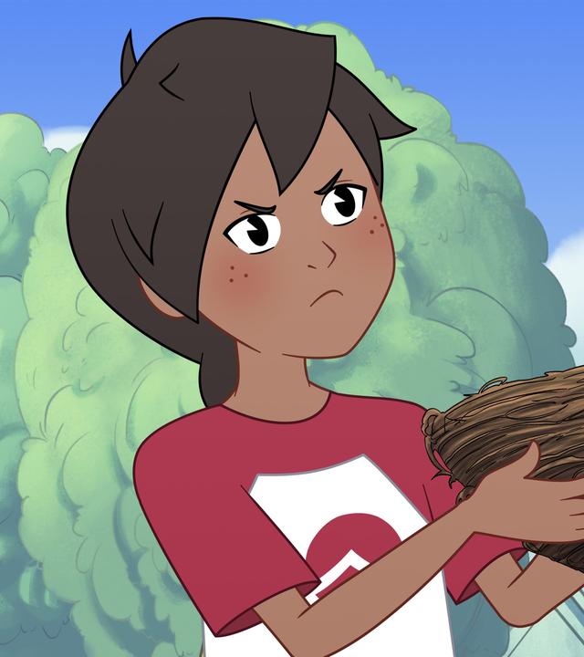 Josefine hält mit zornigem Blick ein braunes Nest aus feinen Ästen in beiden Händen. Im Hintergrund sind Bäume und der blaue Himmel mit weißen Wolken.