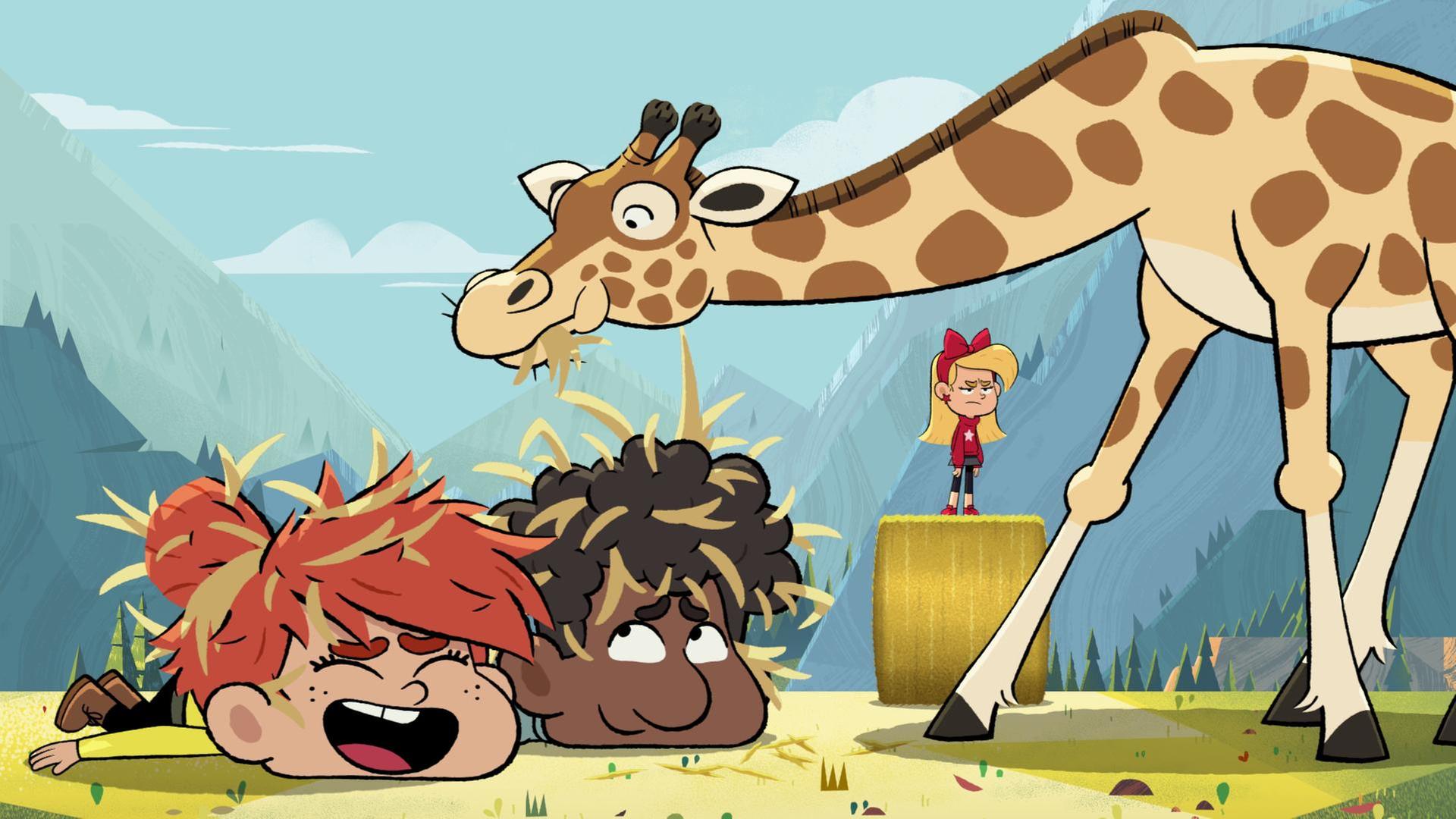 Taylor und Tommy liegen bäuchlings nebeneinander auf der Wiese am Boden. In ihren Haaren hängt Stroh. Taylor lacht. Tommy schielt schmunzelnd zu Taylor. Rechts daneben steht eine Giraffe, die genüsslich Stroh frisst. Auf einem Strohballen im Hintergrund steht Maeva.