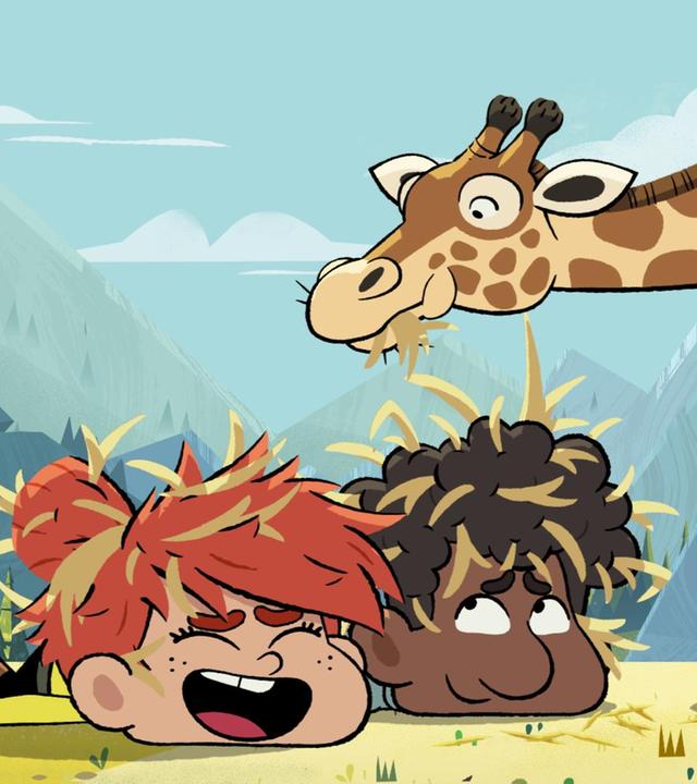 Taylor und Tommy liegen bäuchlings nebeneinander auf der Wiese am Boden. In ihren Haaren hängt Stroh. Taylor lacht. Tommy schielt schmunzelnd zu Taylor. Rechts daneben steht eine Giraffe, die genüsslich Stroh frisst. Auf einem Strohballen im Hintergrund steht Maeva.