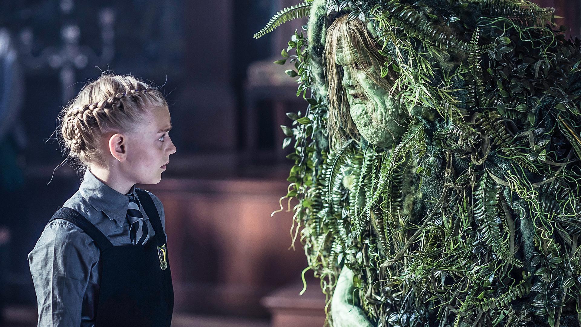 Esther (rechts) steht als Sumpf-Troll Sybille gegenüber.