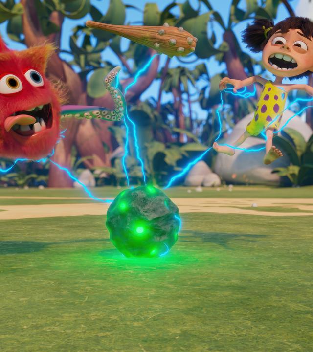 Ein grünlich schimmernder, runder Stein strahlt blaue Blitze ab. Durch diese Blitze zappeln Lucy, das Urzeitmädchen, und Proti, das rote Fellknäuel mit Augen, in der Luft herum. So, als würden sie aufgeladen. Beide schauen verängstigt.