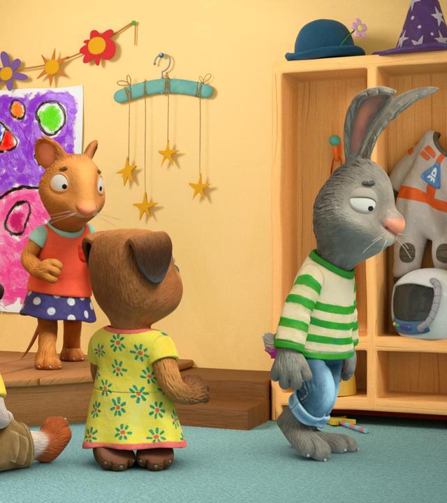 In einer mit Holzdielen erhöhten Ecke des Zimmers steht die Maus Posy und blickt traurig ihrem Freund Pip, dem Kaninchen hinterher. Pip verlässt mit hängenden Schultern und ebenfalls traurigem Blick die Bühne. Ihre Freunde, die im Halbkreis als Zuschauer auf dem Teppichboden sitzen oder knien, und in deren Mitte auch die Kuscheltiere Schweinchen und Froschi sitzen, folgen Pip mit fragendem Blick.