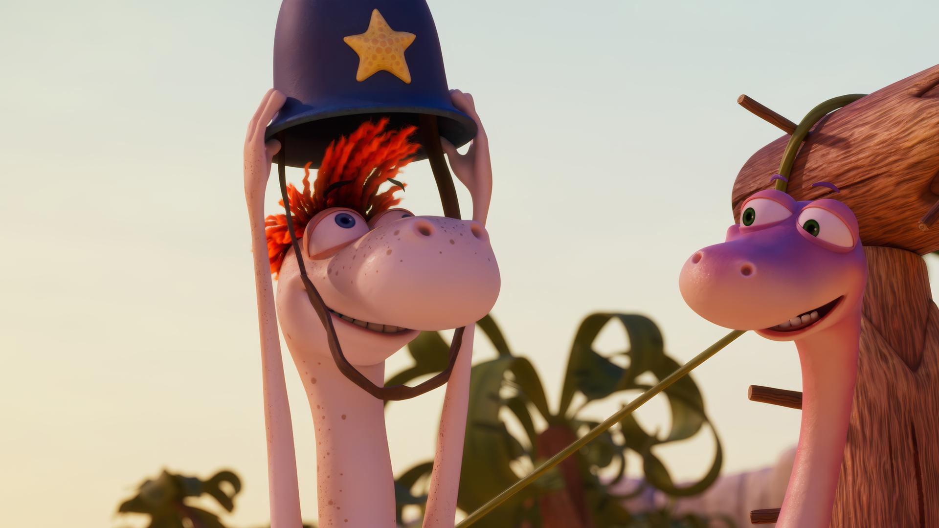 Flint, der Dinosaurier mit den orangefarbenen Wollhaaren, setzt sich gerade den Helm von Wachtmeister Paleowski auf. Er schaut überglücklich. Sein Freund Minus Drei schaut ihm von der Seite aus zu.