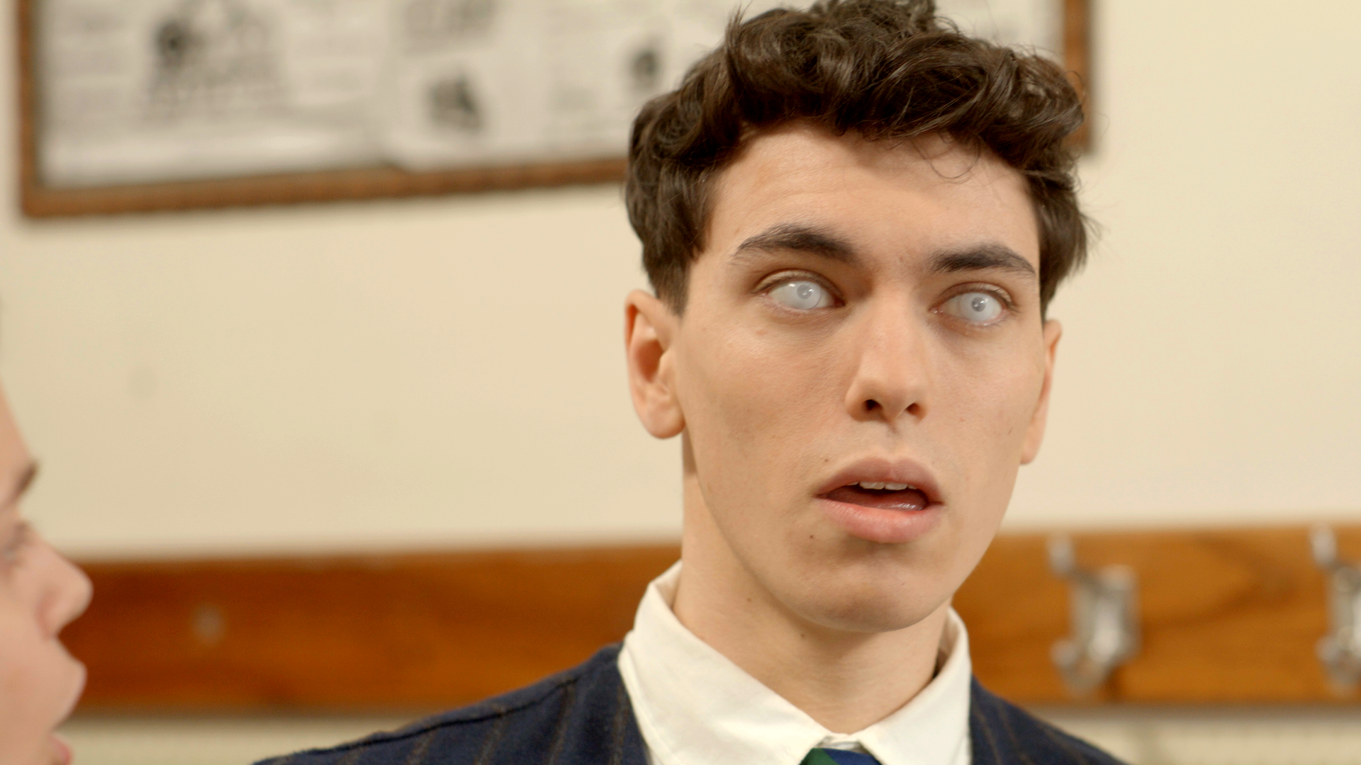 Darius schaut erschrocken mit weißen Augen. Er ist in der Schule von einem Lichtblitz getroffen worden und kann nichts mehr sehen.