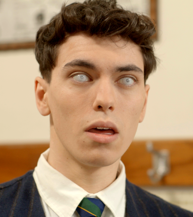 Darius schaut erschrocken mit weißen Augen. Er ist in der Schule von einem Lichtblitz getroffen worden und kann nichts mehr sehen.