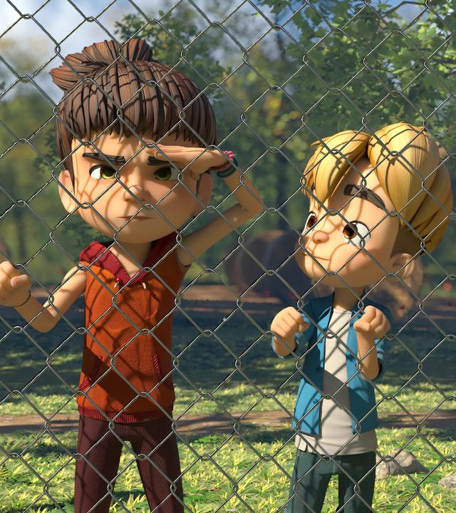 Die Dorfbande steht in einer Reihe nebeneinander vor einem Maschendrahtzaun und hält nach etwas Ausschau. Kleiner Fuß hat ängstlich seine Augen weit aufgerissen und hält sich seine zu Fäusten zusammengeballten Hände erschrocken vor den Mund. Seine ältere Schwester Bohnenstange blickt konzentriert suchend durch den Zaun. Raphael blickt abwartend zu Bohnenstange und auch Lina blickt sich suchend um. Im Hintergrund erkennt man eine Wiese, zusammengerollte Heuballen und Laubbäume.