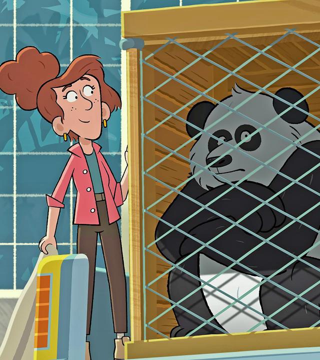 Eine Frau mit hochgesteckten Haaren steht neben einem Transporter, auf dem ein Käfig steht, in dem ein Riesenpanda sitzt. Sie schaut ihn freundlich und hoffnungsvoll an.