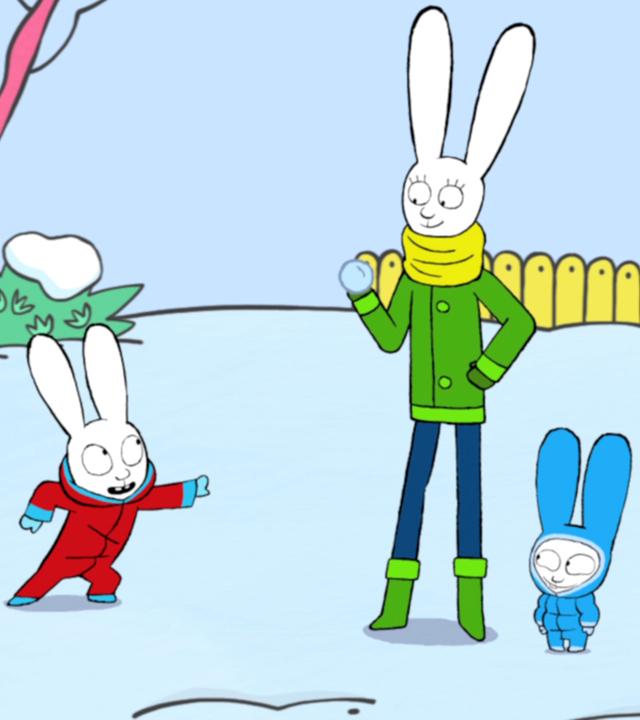 Simon, Mama und Franz stehen gemeinsam im verschneiten Garten. Mama, die zwischen ihren Kindern steht, hält einen Schneeball in ihrer rechten Hand, während Simon frech grinsend auf sie zeigt.