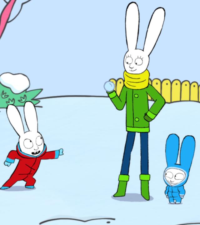 Simon, Mama und Franz stehen gemeinsam im verschneiten Garten. Mama, die zwischen ihren Kindern steht, hält einen Schneeball in ihrer rechten Hand, während Simon frech grinsend auf sie zeigt.