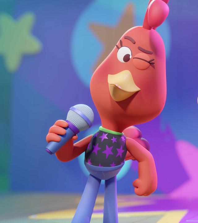 Das Huhn Cherry, mit einem Mikrofon in der Hand, steht auf einer Bühne. Das Schweinchen Cornelia steht neben ihr auf der Bühne und hält eine Art Flöte in der Hand.