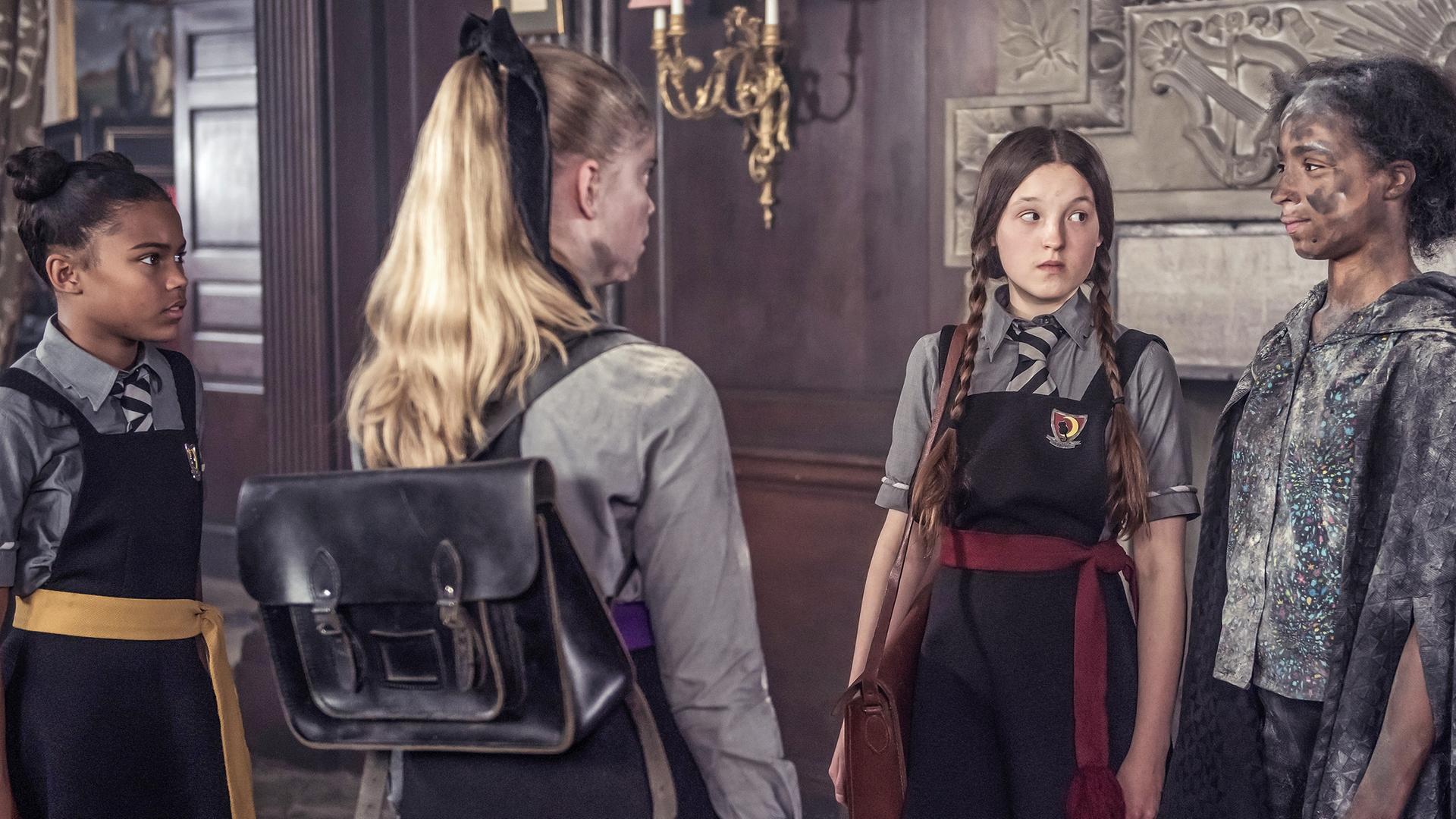 Mildred, Edith und Esther schauen alle zu einer verschmutzten Indigo.