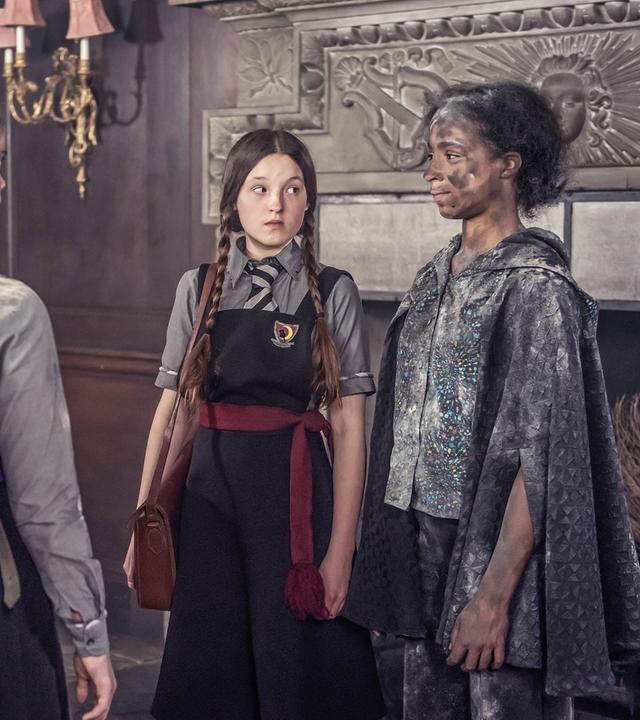 Mildred, Edith und Esther schauen alle zu einer verschmutzten Indigo.