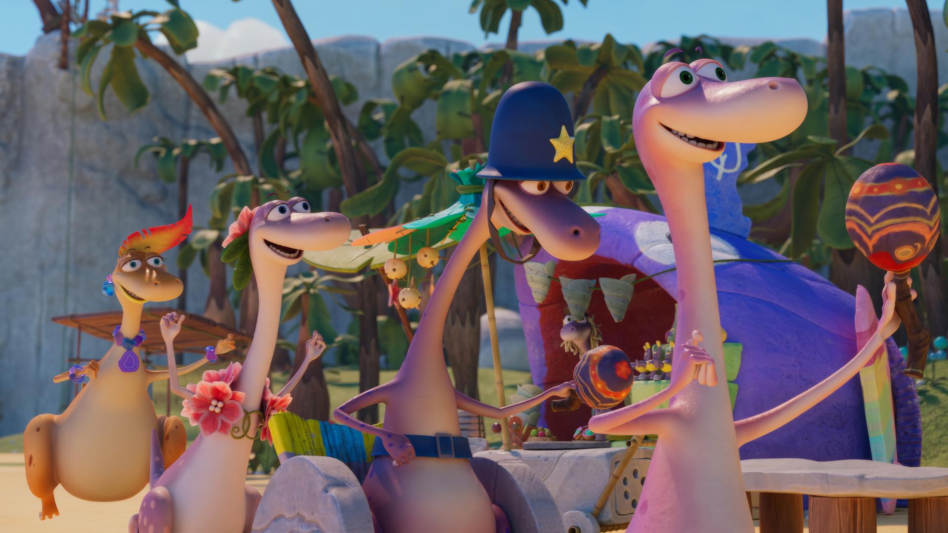 Der Dinosaurier Minus Drei hat eine farbenfrohe Rassel in der Hand. Hinter ihm rollt Wachtmeister Paleowski in seinem Rollstuhl - er schwingt ebenfalls eine Rassel. Und noch weiter dahinter in der Reihe tanzen zwei mit Blumen geschmückte Dinosaurier. Sie scheinen eine Art Umzug zu machen und sind gutgelaunt.