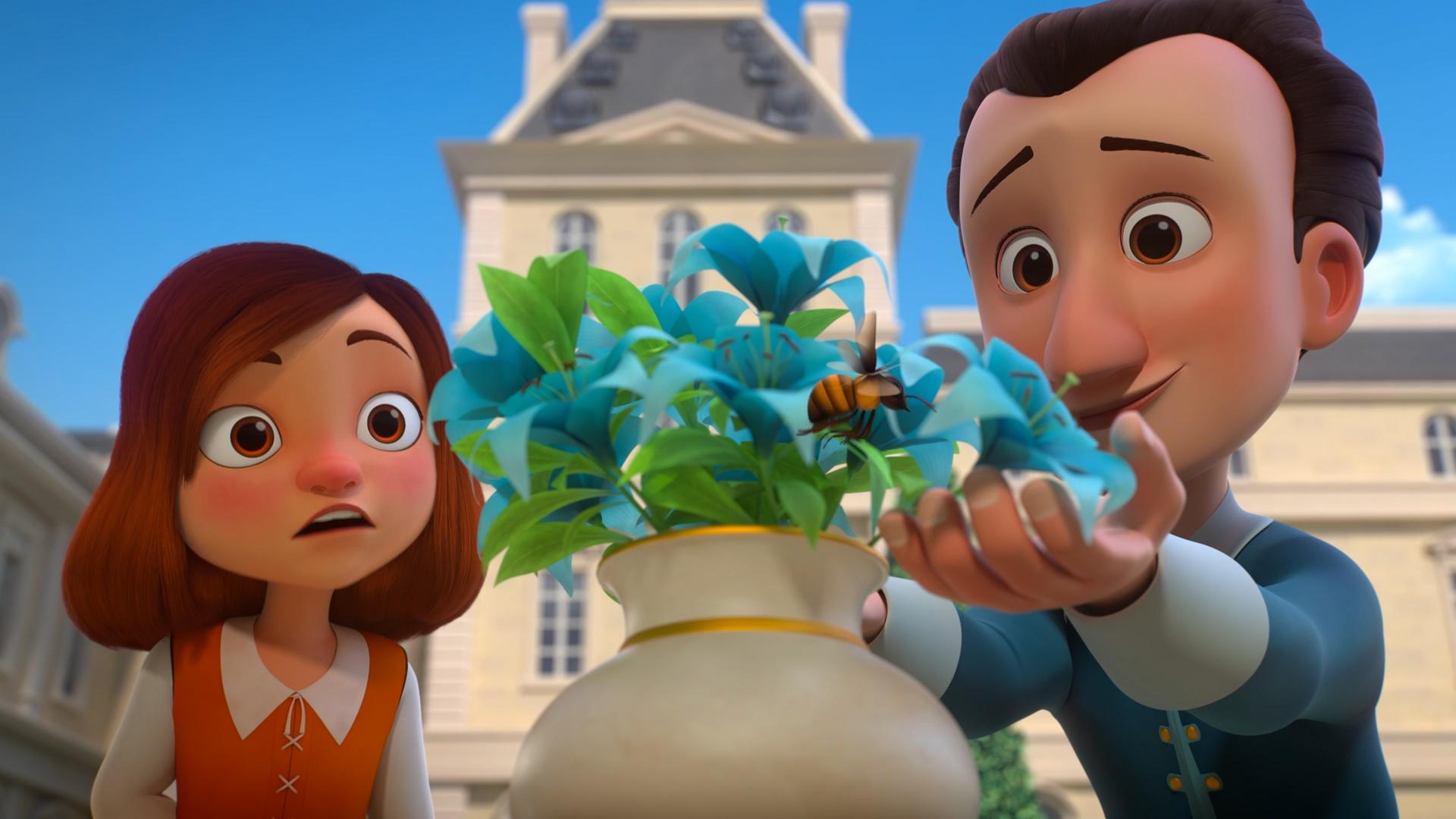 Charlotte und Henri stehen gemeinsam draußen. Vor ihnen steht eine Vase mit einer blauen Lilie, in der sich eine Biene befindet. Henri schaut die einmalige Pflanze mit stolzem Blick an. Charlotte schaut erschrocken.