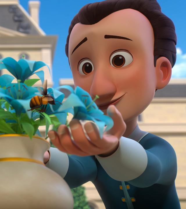 Charlotte und Henri stehen gemeinsam draußen. Vor ihnen steht eine Vase mit einer blauen Lilie, in der sich eine Biene befindet. Henri schaut die einmalige Pflanze mit stolzem Blick an. Charlotte schaut erschrocken.