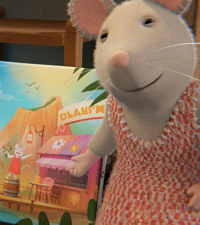 Julia steht rechts von einem gemalten Bild ihrer Heimatinsel. Darauf ist Sam auf einem Boot zu sehen und Julia wartet mit Blumen am Hafen auf ihn.