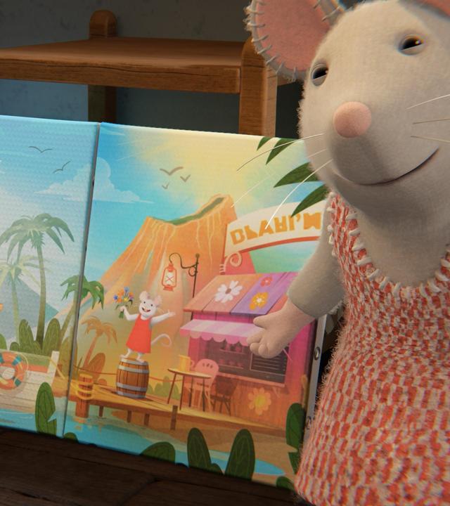 Julia steht rechts von einem gemalten Bild ihrer Heimatinsel. Darauf ist Sam auf einem Boot zu sehen und Julia wartet mit Blumen am Hafen auf ihn.