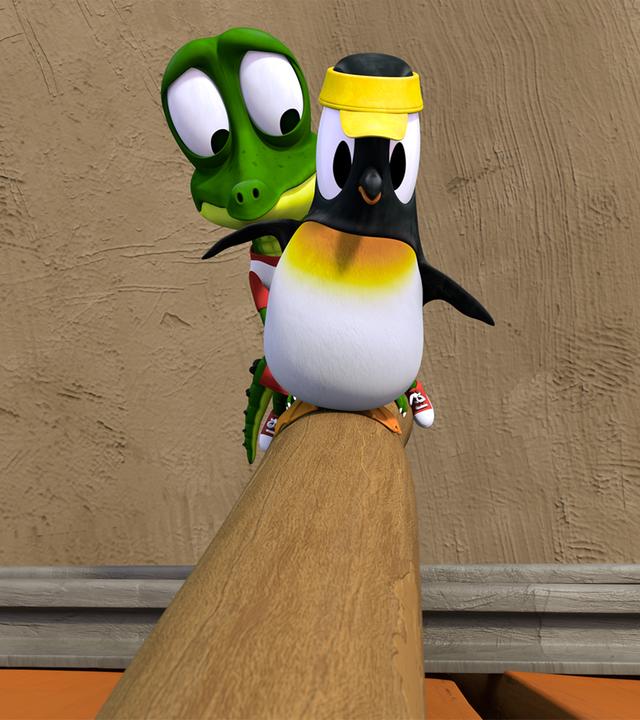 Pinguin Anni balanciert sicher über einen Holzstamm, Krokodil Zacki ist hinter ihr und sieht sehr verängstigt aus.