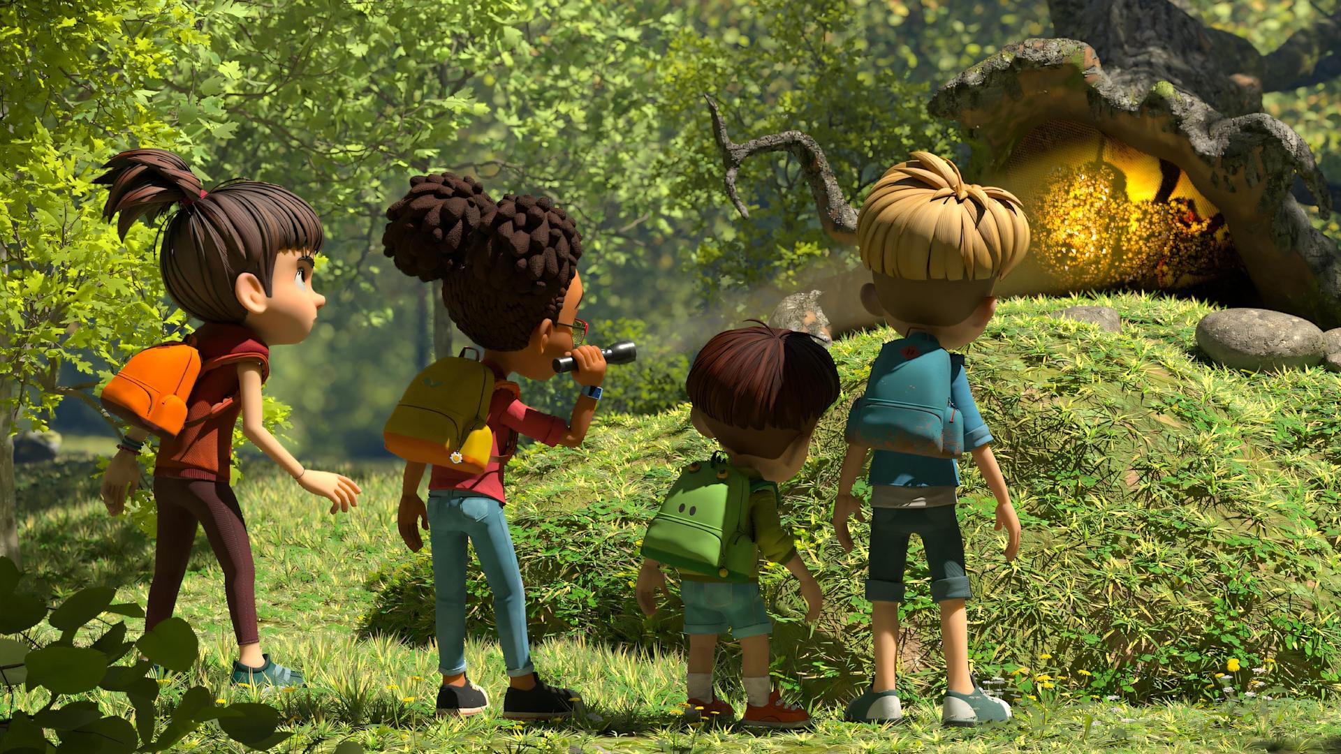 Die Dorfbande steht tagsüber, ihre Rucksäcke auf den Rücken tragend, im Wald vor einer mit Gras bewachsenen Anhöhe. Lina hält eine Taschenlampe in der Hand und leuchtet in eine Höhle hinein. Die Höhle befindet sich unter einem schräg umgekippten alten Baumstamm. Im Lichtschein der Taschenlampe ist in der Höhle ein großes Hornissennest erkennbar. Bohnenstange, Lina, Kleiner Fuß und Raphael blicken gespannt, aber in sicherem Abstand auf das Nest.