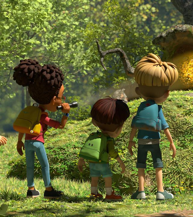 Die Dorfbande steht tagsüber, ihre Rucksäcke auf den Rücken tragend, im Wald vor einer mit Gras bewachsenen Anhöhe. Lina hält eine Taschenlampe in der Hand und leuchtet in eine Höhle hinein. Die Höhle befindet sich unter einem schräg umgekippten alten Baumstamm. Im Lichtschein der Taschenlampe ist in der Höhle ein großes Hornissennest erkennbar. Bohnenstange, Lina, Kleiner Fuß und Raphael blicken gespannt, aber in sicherem Abstand auf das Nest.