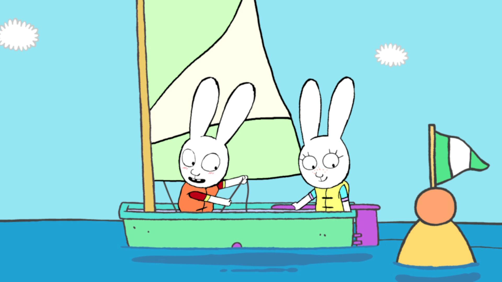 Simon und Maria sitzen in einem Segelboot. Simon hält motiviert das Seil des Segels in seinen Händen. Maria schaut glücklich und zufrieden aufs Meer. Im Meer neben ihnen schwimmt eine Boje mit einer gestreiften Flagge.