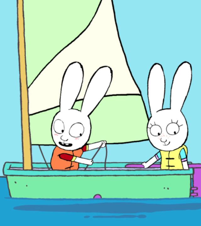 Simon und Maria sitzen in einem Segelboot. Simon hält motiviert das Seil des Segels in seinen Händen. Maria schaut glücklich und zufrieden aufs Meer. Im Meer neben ihnen schwimmt eine Boje mit einer gestreiften Flagge.