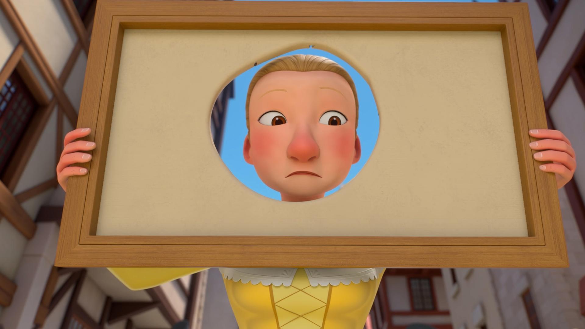 Constance hält mit unglaubwürdigem Blick ein Gemälde in ihren beiden Händen, in dem sich in der Mitte ein großes Loch befindet, durch das sie ihren Kopf steckt.