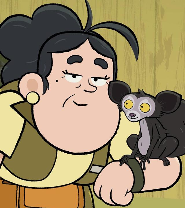 Ruth, die Tierpflegerin, trägt Gri-Gri auf dem Arm. Beide schauen sich liebevoll an.