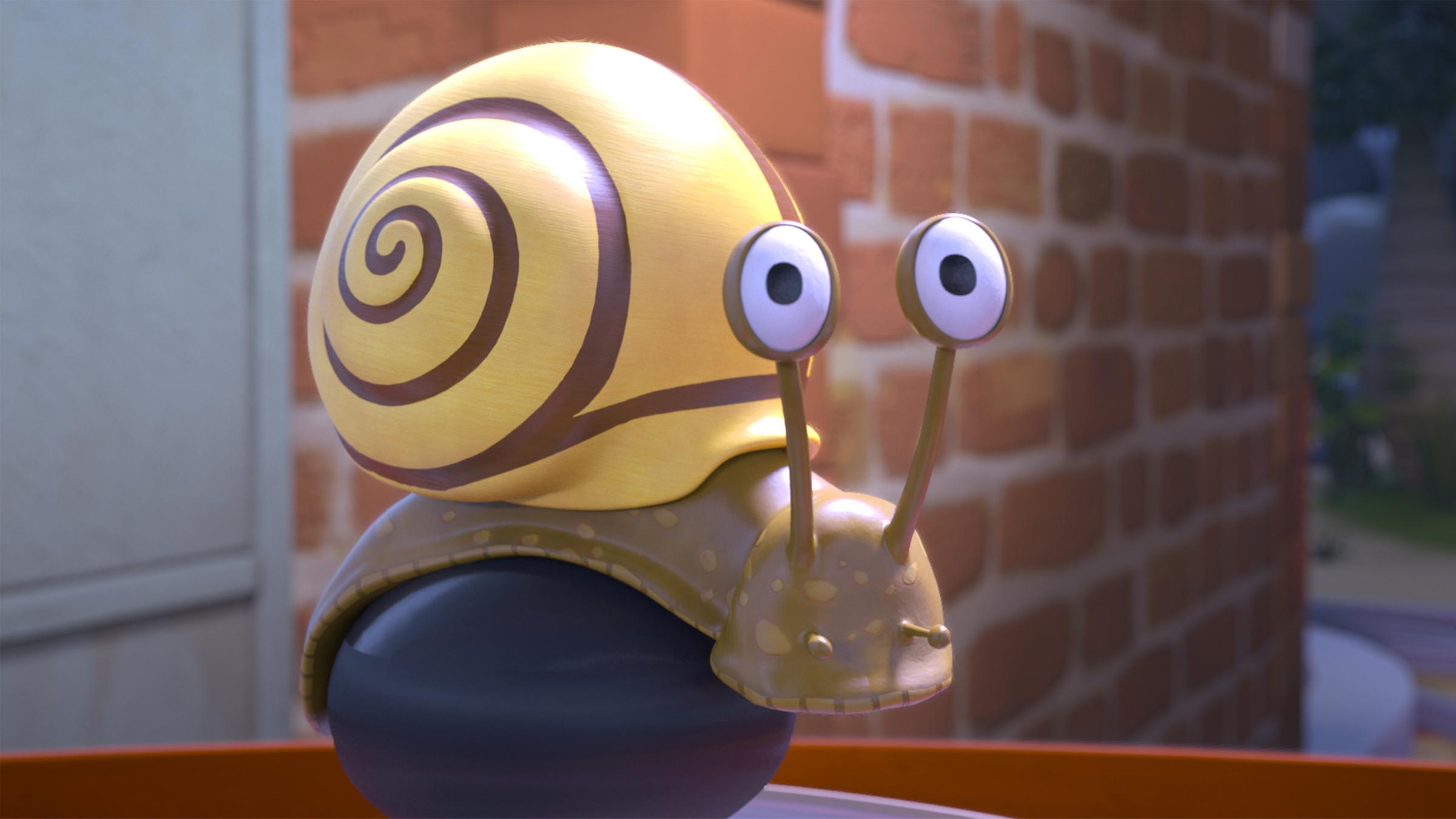 Die Schnecke Steffen (Mitte) hat ein gelb-braunes Schneckenhaus und schaut einen mit großen Augen an.