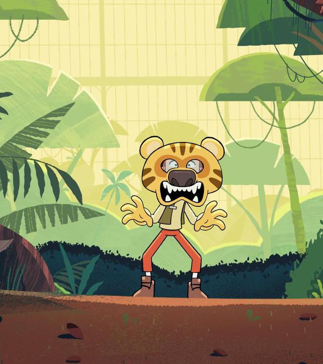 Mitten im Dschungel steht ein Junge mit einer monsterhaften Löwenmaske. Er hat die Hände wie Krallen erhoben und will alle erschrecken.