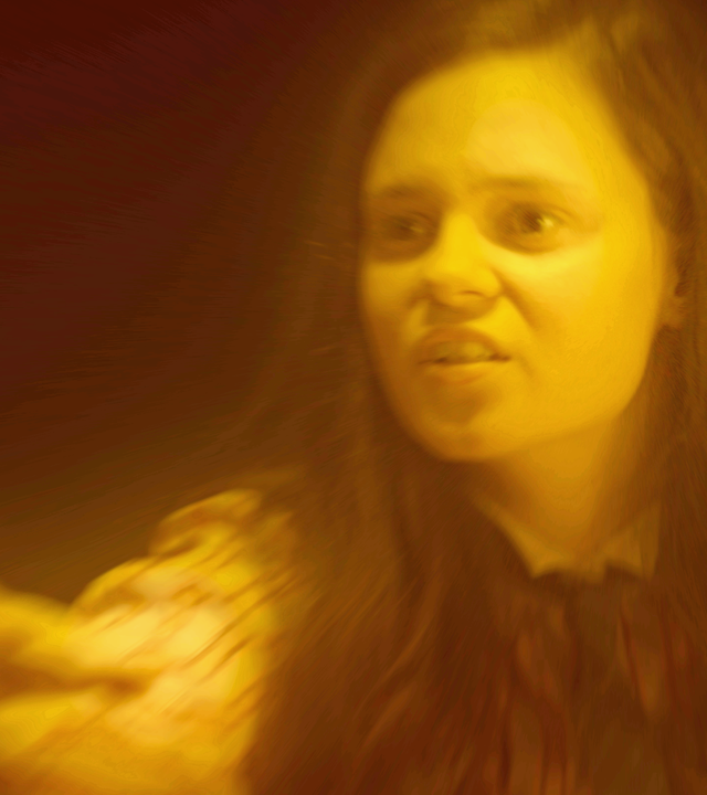 Theodosia gerät in einen seltsamen, dunklen Wald. Sie fürchtet sich und streckt vorsichtig ihre rechte Hand aus.