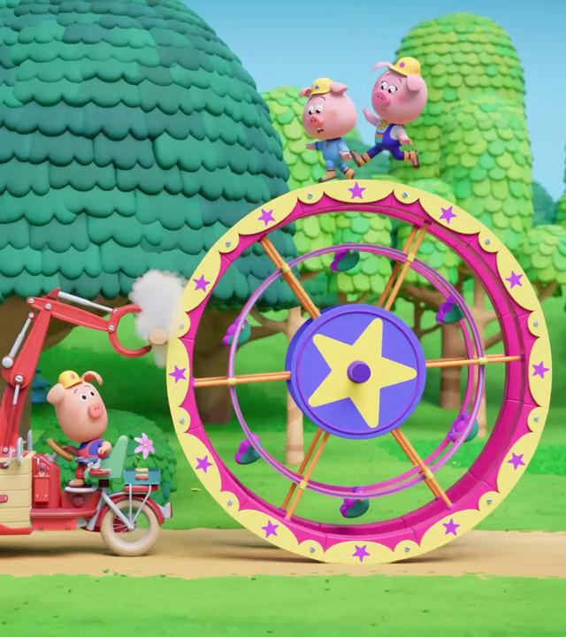 Wir sehen im Bild ein großes, buntes, rollendes Holz-Rad. Auf dem großen Rad rennen zwei Schweinchen mit gelben Bauarbeiter-Helmen, nämlich die Werkel-Ferkel Charly und Cornelia. Vor dem Rad her fährt Caesar - das dritte Schweinchen - mit seinem roten Greifbagger-Fahrzeug und versucht, mit dem Bagger-Arm das rollende Rad abzubremsen. Es scheint nicht zu funktionieren, denn bei der Bremsaktion qualmt es sogar! Im Hintergrund sehen wir eine parkähnliche Landschaft.