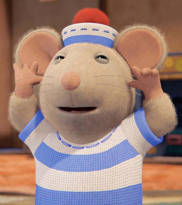 Zu sehen ist eine kleine Maus. Sie gehört zu den Drillingen von Herrn Schlemmer. Die Maus trägt ein blau-weiß gestreiftes T-Shirt und eine passende Mütze mit einer roten Bommel. Die freche, kleine Maus hält ihre Pfoten hoch und zieht Grimassen.