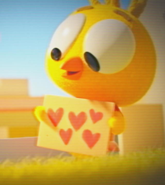 Das Küken Karla und Wichtel Bob stehen auf einer Wiese. Karla hält ein gelbes Schild in den Händen, auf dem fünf rote Herzen gemalt sind. Sie blickt zu Bob. In der oberen rechten Ecke des Bildes ist ein Batteriesymbol abgebildet. Über das gesamte Bild ziehen sich horizontale Streifen wie bei einer alten Videoaufnahme.