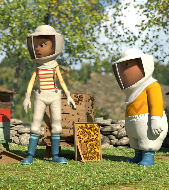 Kleiner Fuß und seine große Schwester Bohnenstange blicken zornig und eingeschnappt zu Samson. Ihre Mutter und Samson sind in voller Imkermontur und gerade mit den Bienen und deren Bienenstöcken beschäftigt. Frau Brandt blickt erstaunt auf ihre beiden Kinder. Im Hintergrund stehen vier Bienenstöcke. Aus einem haben sie eine Honigwabenplatte gezogen. Der Besen zum vorsichtigen Abkehren der Bienen steht angelehnt dagegen.